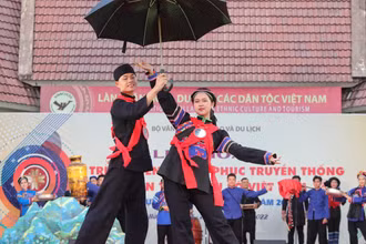 Trình diễn trang phục dân tộc Hà Nhì tại Tuần Đại đoàn kết - Di sản văn hóa Việt Nam. (Ảnh: KHIẾU MINH)