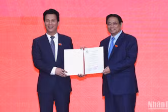 Thủ tướng Phạm Minh Chính trao Quyết định bổ nhiệm cho đồng chí Đặng Quốc Khánh. (Ảnh: TRẦN HẢI)