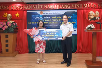 Trao thưởng cho người nhận giải nhất 50 triệu đồng trong kỳ trao thưởng “Hóa đơn may mắn” đợt 2.