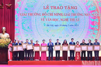 Chủ tịch nước Võ Văn Thưởng trao tặng Giải thưởng Hồ Chí Minh cho các tác giả, đại diện gia đình các tác giả. (Ảnh: ĐĂNG KHOA)