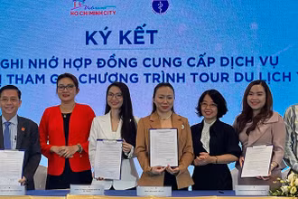 Đại diện các doanh nghiệp lữ hành, đơn vị y tế hợp tác phát triển sản phẩm du lịch y tế.