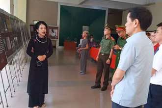 Các đại biểu tham quan triển lãm.