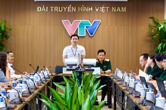 Trung tướng Nguyễn Văn Đức, Cục trưởng Cục Tuyên huấn, Tổng cục Chính trị Quân đội nhân dân Việt Nam và ông Đỗ Thanh Hải, Phó Tổng Giám đốc Đài Truyền hình Việt Nam chủ trì buổi làm việc với đoàn làm phim về "Bộ đội Cụ Hồ" năm 2024. 