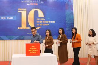 Các nhà báo bỏ phiếu bình chọn 10 sự kiện nổi bật của ngành văn hóa. (Ảnh: TRẦN HUẤN)