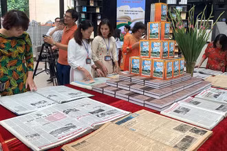 Các đại biểu tham quan sách, báo, tài liệu tại trưng bày.