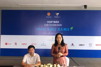 Tiến sĩ Ngô Phương Lan và Phó Giám đốc Sở Thông tin và Truyền thông tỉnh Quảng Ninh Lê Quang Ngọc giới thiệu về lễ trao giải.
