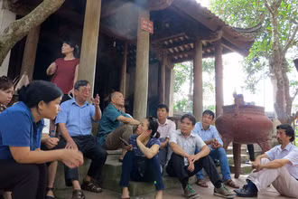 PGS, TS Trần Lâm Biền cùng các nhà nghiên cứu của Viện trong một chuyến điền dã. (Ảnh: Viện Mỹ thuật cung cấp)