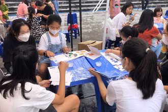 Các bạn nhỏ say sưa với việc tự mình tạo ra những trang sách chuyển động.