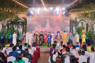 Mẫu áo dài của nhà thiết kế Đỗ Trịnh Hoài Nam góp phần trong Lễ hội Áo dài Thành phố Hồ Chí Minh. (Ảnh; Nhà thiết kế cung cấp)
