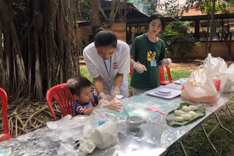 Bé trải nghiệm làm bánh dẻo ở Bảo tàng trong sáng tổng duyệt chương trình Trung thu 27/8.