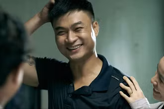 Duy Hưng vào vai chính trong phim "Làng trong phố". (Ảnh: VFC)