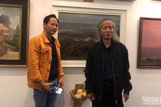Họa sĩ Lương Xuân Đoàn, Chủ tịch Hội Mỹ thuật Việt Nam tại triển lãm tranh của cuộc thi lần thứ 1.