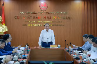 Bộ trưởng Văn hóa, Thể thao và Du lịch Nguyễn Văn Hùng làm việc với Cục Xuất bản, In và Phát hành. (Ảnh: Bộ Văn hóa, Thể thao và Du lịch)