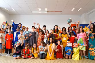 Các em nhỏ Pháp tham gia một workshop về văn hóa Việt Nam của dự án Toucher Arts. (Ảnh: Ban tổ chức)