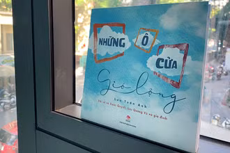 Tập sách “Những ô cửa gió lộng”. (Ảnh: Nhà xuất bản Kim Đồng)