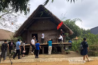 Du khách tham quan Làng Văn hóa.