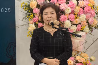 Nhà văn Nguyễn Thị Anh Thư tại buổi ra mắt sách. (Ảnh: Ban tổ chức)