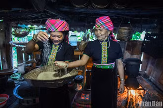 Trang phục phụ nữ dân tộc Khơ Mú. (Ảnh: THÀNH ĐẠT)