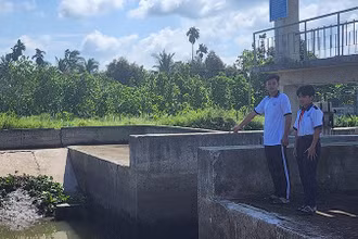 Hai em Mai Hoàng Phi và Nguyễn Thanh Tâm chỉ nơi cứu bạn khỏi đuối nước.