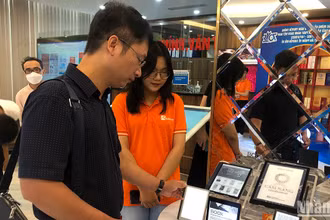 Độc giả tham khảo các thiết bị đọc sách điện tử.
