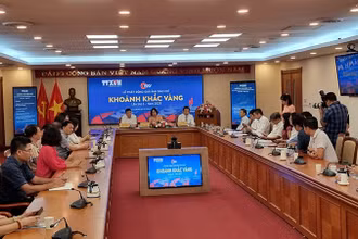 Lễ phát động giải thưởng nhiếp ảnh báo chí Khoảnh khắc Vàng. (Ảnh: TTXVN)