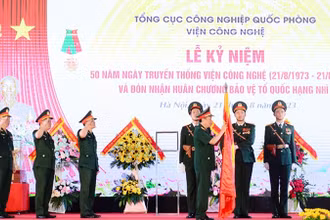 Trung tướng Nguyễn Mạnh Hùng đã trao Huân chương Bảo vệ Tổ quốc hạng Nhì tặng Viện Công nghệ. (Ảnh: Ban tổ chức cung cấp)