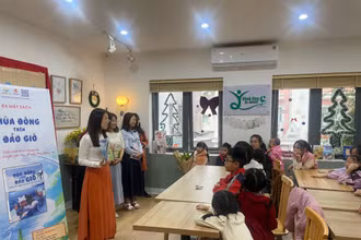 Các tác giả nhóm Cánh Cam giao lưu với bạn đọc nhỏ tuổi trong buổi ra mắt sách.