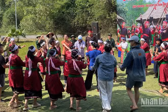 Dân ca dân vũ chào đón du khách tại Làng Văn hóa, Du lịch các dân tộc Việt Nam.