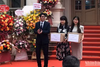Thư viện Quốc gia tặng sách đại diện cho một số trường học ở Hà Nội.