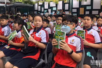 Các em học sinh Trường tiểu học Điện Biên (Hà Nội) tham gia giao lưu tại Hội sách chào mừng Ngày sách và Văn hóa đọc Việt Nam 2023.
