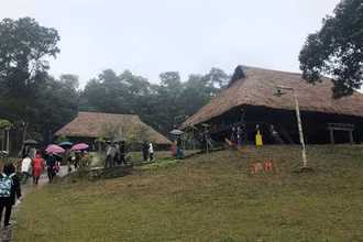Du khách tham quan làng Mường tại Làng Văn hóa Du lịch các dân tộc Việt Nam.