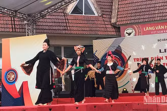 Trình diễn trang phục dân tộc tại Làng.
