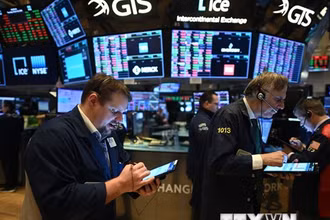 Hoạt động tại sàn giao dịch chứng khoán New York, Mỹ. (Ảnh: AFP/TTXVN)