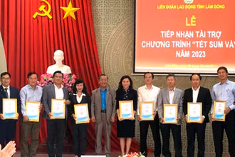 Chủ tịch Liên đoàn Lao động tỉnh Lâm Đồng Hoàng Liên trao thư cảm ơn các nhà tài trợ chương trình “Tết sum vầy”.