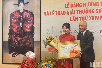 Tiến sĩ Trương Thị Hải, Viện Sử học Việt Nam nhận giải Nhất từ PGS. TS Trần Đức Cường, Chủ tịch Hội Khoa học Lịch sử Việt Nam.