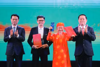 Tác giả Nguyễn Đình Tư, 104 tuổi, được trao giải A Sách Quốc gia 2024. (Ảnh: MINH QUYẾT)