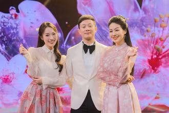 Các MC Anh Tuấn, Hồng Nhung và Khánh Vy trong chương trình.
