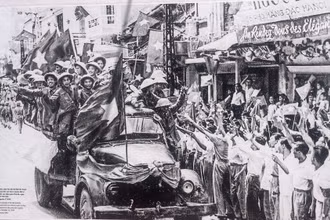 Nhân dân Thủ đô hân hoan chào đón các đơn vị quân đội ta vào tiếp quản Thủ đô. (Ảnh: TTXVN - Trung tâm Lưu trữ Quốc gia 1)