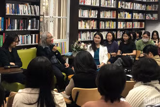 Các diễn giả trò chuyện về văn học Nhật Bản và tác giả Yasushi Inoue.