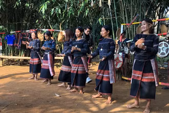 Trình diễn dân vũ tại Làng Văn hóa-Du lịch các dân tộc Việt Nam.