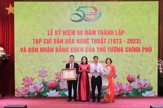 Thứ trưởng Trịnh Thị Thủy trao Bằng khen của Thủ tướng Chính phủ cho Tạp chí Văn hóa Nghệ thuật. (Ảnh: Ban tổ chức)