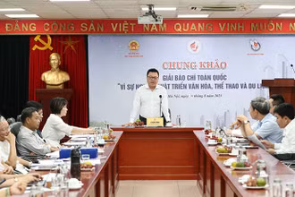 Hội đồng chung khảo Giải báo chí toàn quốc “Vì sự nghiệp phát triển văn hóa, thể thao và du lịch” lần thứ nhất. (Ảnh: TRẦN HUẤN)