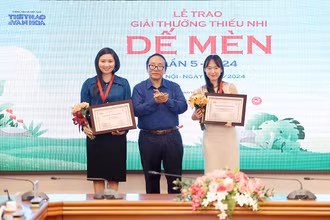 Các tác giả Lữ Mai và Lã Thanh Hà nhận giải Khát vọng Dế Mèn. (Ảnh: Ban tổ chức)