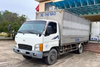 Xe vận chuyển rượu lậu “ngụy trang” bằng xe thư báo bị Công an Quảng Bình bắt giữ.