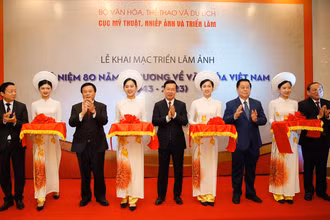 Các đồng chí lãnh đạo Đảng, Nhà nước cắt băng khai mạc triển lãm. (Ảnh: NAM NGUYỄN)