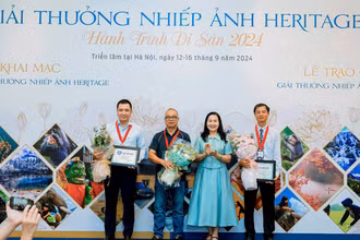 Ban tổ chức trao giải cho các tác giả. (Ảnh: Ban tổ chức)