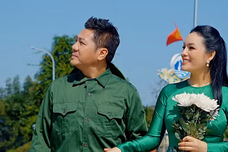Ca sĩ Tân Nhàn và NSND Quốc Hưng trong MV “Người Hà Tĩnh có thương”. (Ảnh: Ê-kíp cung cấp)