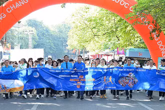 Đại diện các bộ, ban, ngành, đoàn thể, người dân, thanh niên… cùng hưởng ứng chặng 8 chương trình “Những bước chân vì cộng đồng”.
