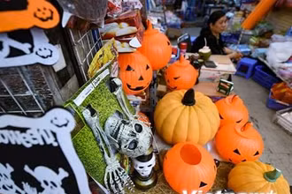 Các mặt hàng Halloween bày bán tại phố Hàng Mã. (Ảnh: TTXVN)