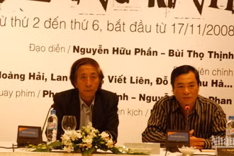Đạo diễn, NSND Nguyễn Hữu Phần cùng đạo diễn, NSND Khải Hưng trong buổi ra mắt phim "Gió làng Kình" năm 2008.